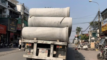 Xử phạt tài xế xe đầu kéo chở ống cống chằng buộc không bảo đảm an toàn