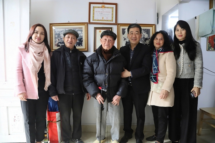 Phường Cửa Nam thăm, tặng quà các gia đình chính sách nhân dịp Tết cổ truyền Bính Ngọ 2026