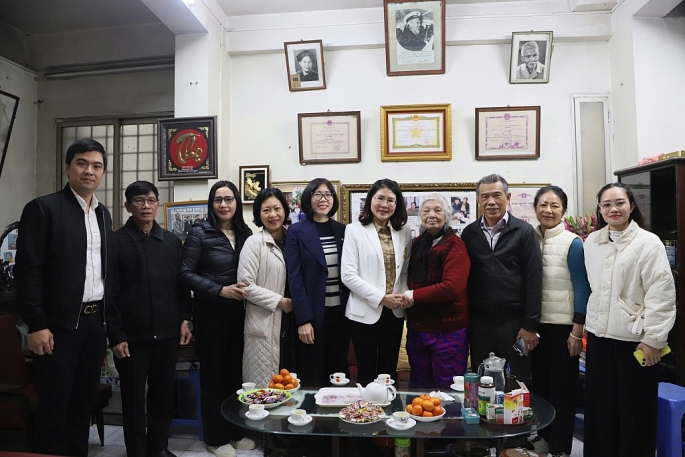 Phường Cửa Nam thăm, tặng quà các gia đình chính sách nhân dịp Tết cổ truyền Bính Ngọ 2026