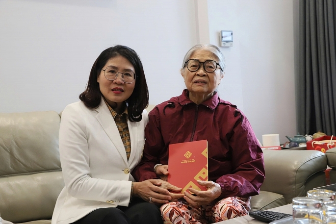 Phường Cửa Nam thăm, tặng quà các gia đình chính sách nhân dịp Tết cổ truyền Bính Ngọ 2026