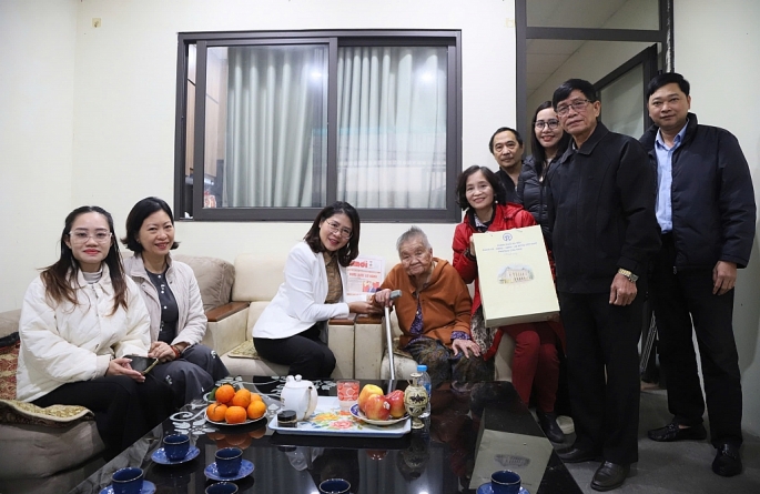 Phường Cửa Nam thăm, tặng quà các gia đình chính sách nhân dịp Tết cổ truyền Bính Ngọ 2026