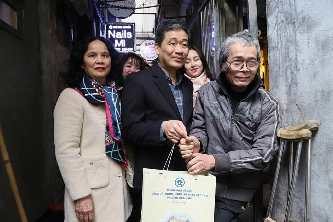 Phường Cửa Nam thăm, tặng quà các gia đình chính sách nhân dịp Tết cổ truyền Bính Ngọ 2026