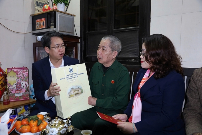 Phường Cửa Nam thăm, tặng quà các gia đình chính sách nhân dịp Tết cổ truyền Bính Ngọ 2026