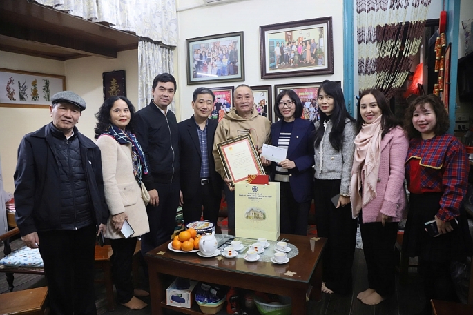 Phường Cửa Nam thăm, tặng quà các gia đình chính sách nhân dịp Tết cổ truyền Bính Ngọ 2026