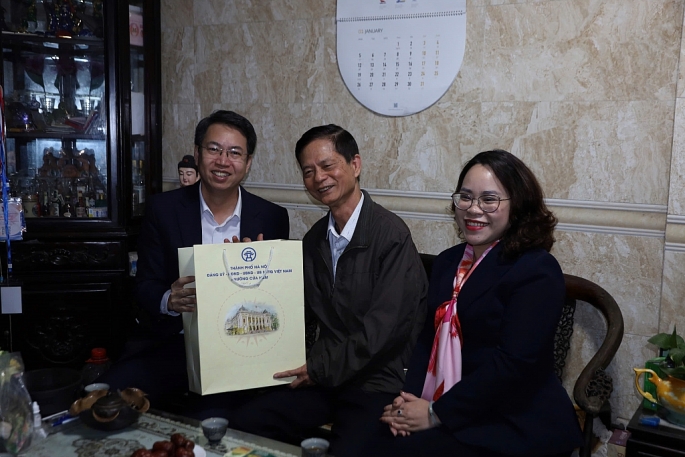 Phường Cửa Nam thăm, tặng quà các gia đình chính sách nhân dịp Tết cổ truyền Bính Ngọ 2026