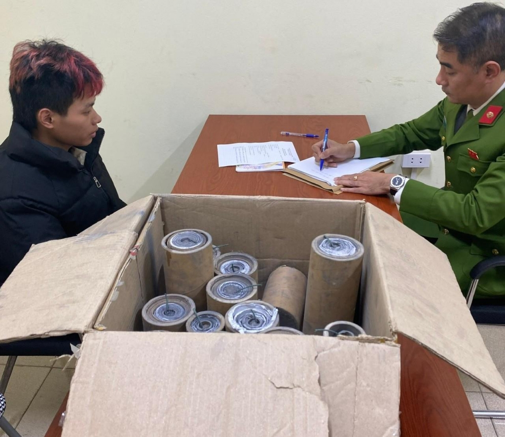 Đối tượng Hà Văn Lâm và tang vật. Ảnh: CQCA