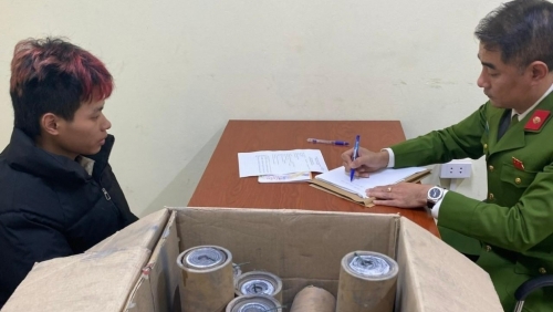 Bí mật của nam thanh niên ngồi cạnh một hộp carton