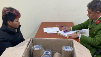 Bí mật của nam thanh niên ngồi cạnh một hộp carton