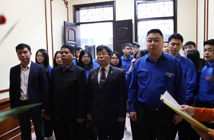 Đoàn Thanh niên phường Cửa Nam tham quan các di tích cách mạng nhân kỷ niệm 96 năm ngày thành lập Đảng