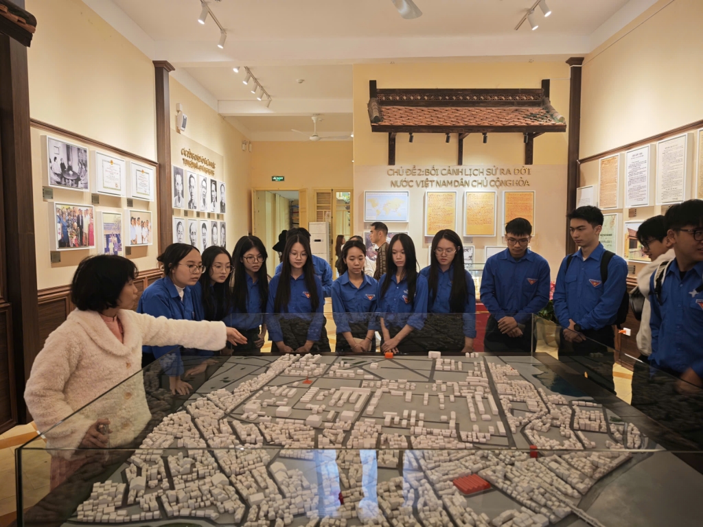 Đoàn Thanh niên phường Cửa Nam tham quan các di tích cách mạng nhân kỷ niệm 96 năm ngày thành lập Đảng