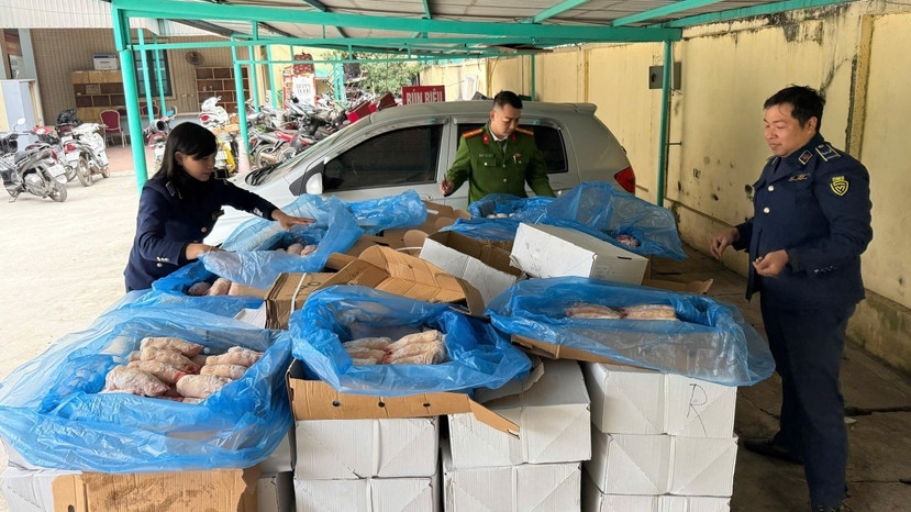 Bí mật bên trong thùng xe tải trước cổng Công viên nước Hồ Tây