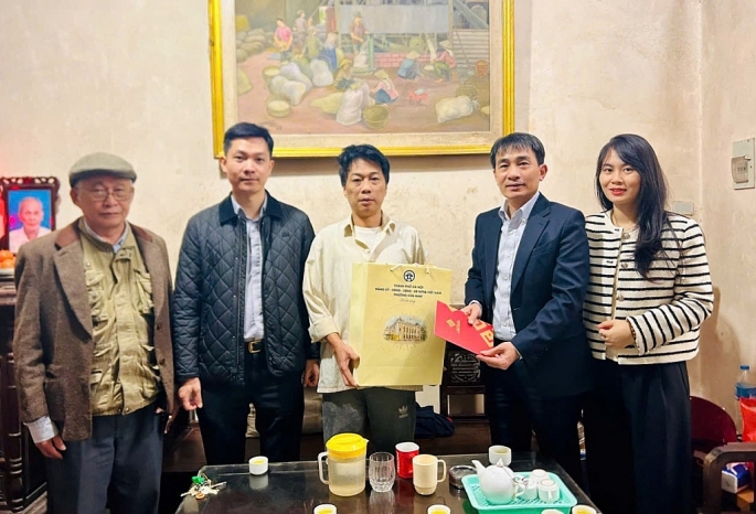 Phường Cửa Nam thăm, tặng quà các gia đình chính sách nhân dịp Tết cổ truyền Bính Ngọ 2026