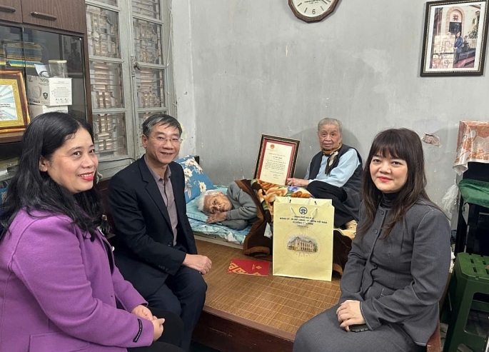 Phường Cửa Nam thăm, tặng quà các gia đình chính sách nhân dịp Tết cổ truyền Bính Ngọ 2026