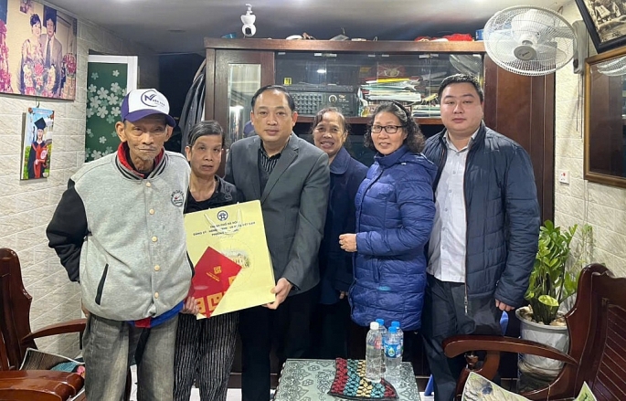 Phường Cửa Nam thăm, tặng quà các gia đình chính sách nhân dịp Tết cổ truyền Bính Ngọ 2026