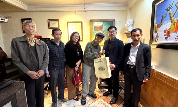 Phường Cửa Nam thăm, tặng quà các gia đình chính sách nhân dịp Tết cổ truyền Bính Ngọ 2026