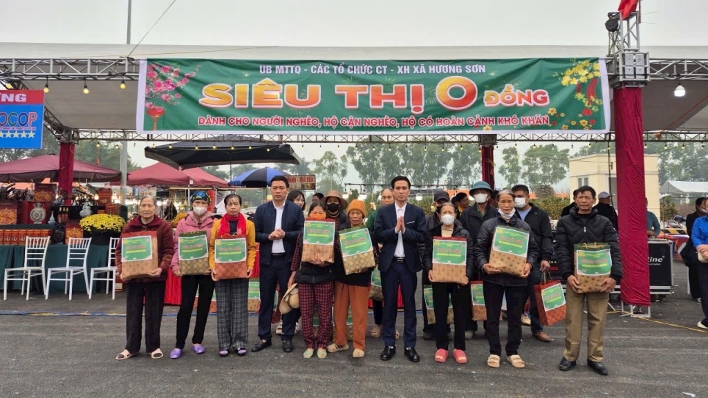 Xã Hương Sơn: mang Tết ấm lòng đến với các hộ khó khăn