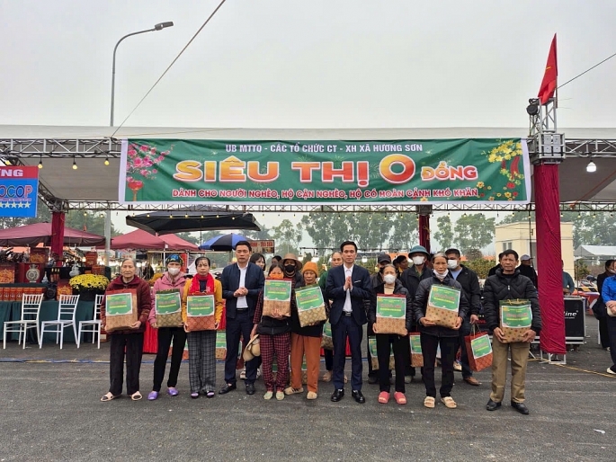 Mỗi gian hàng, túi quà đều chứa đựng sự sẻ chia của cấp ủy, chính quyền xã Hương Sơn với các hộ khó khăn