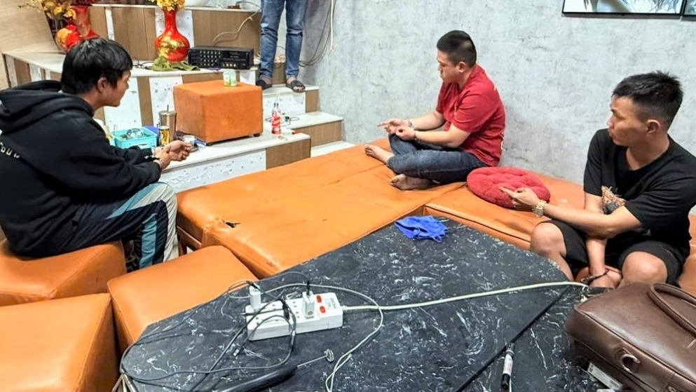 Hành vi đáng lên án của nhóm người trong quán cà phê lúc nửa đêm