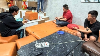 Hành vi đáng lên án của nhóm người trong quán cà phê lúc nửa đêm