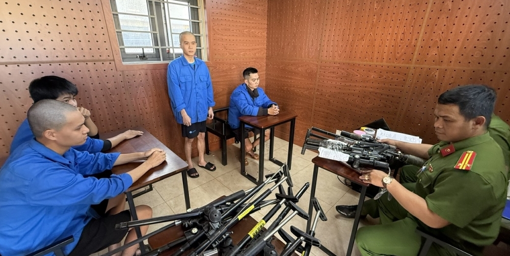 Bắt 4 đối tượng chế tạo súng quân dụng bán qua mạng xã hội