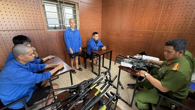 Bắt 4 đối tượng chế tạo súng quân dụng bán qua mạng xã hội