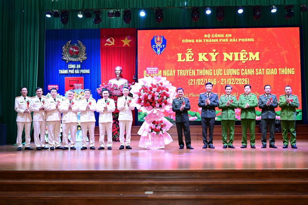 Thiếu tướng Bùi Quang Bình – Bí thư Đảng uỷ, Giám đốc Công an thành phố Hải Phòng cùng các đồng chí Phó Giám đốc Công an thành phố tặng hoa chúc mừng