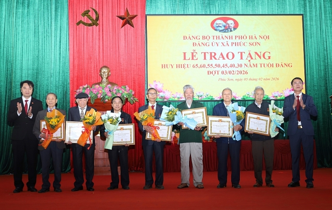 Xã Phúc Sơn: Trao tặng Huy hiệu Đảng và gặp mặt cán bộ hưu trí