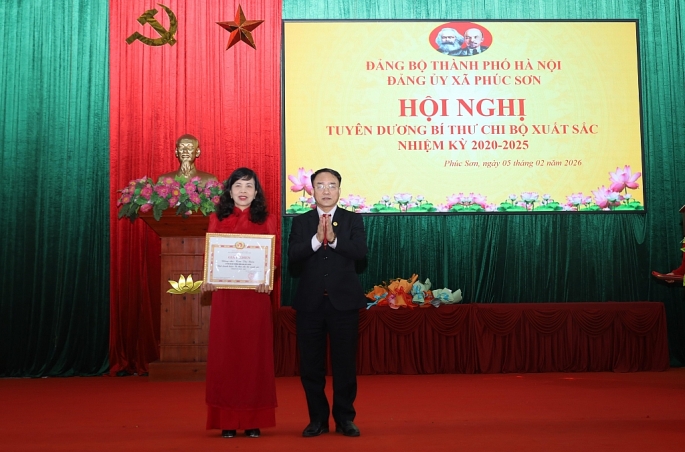 Đồng chí Phan Văn Sự trao thưởng cho đồng chí Kim Thị Biền.