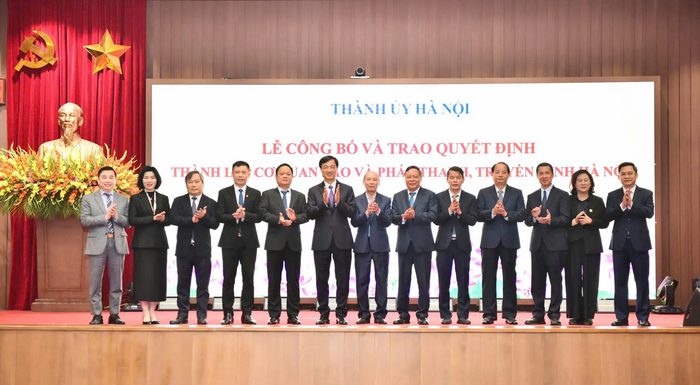 Công bố và trao Quyết định thành lập cơ quan Báo và phát thanh, truyền hình Hà Nội