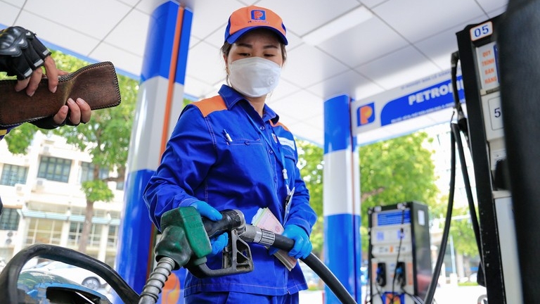 Giá xăng dầu trong nước tiếp tục tăng từ chiều 5/2