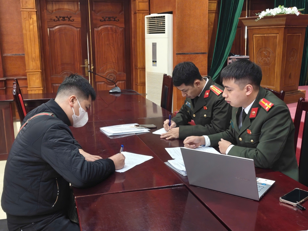 L.M.V tại cơ quan công an.