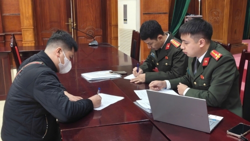 Xử lý hành vi dán quảng cáo cờ bạc trá hình trên ô tô kinh doanh dịch vụ