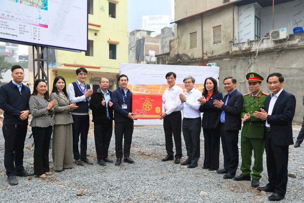 Bí thư Thành ủy Nguyễn Duy Ngọc tặng quà cấp ủy, chính quyền phường Cầu Giấy.