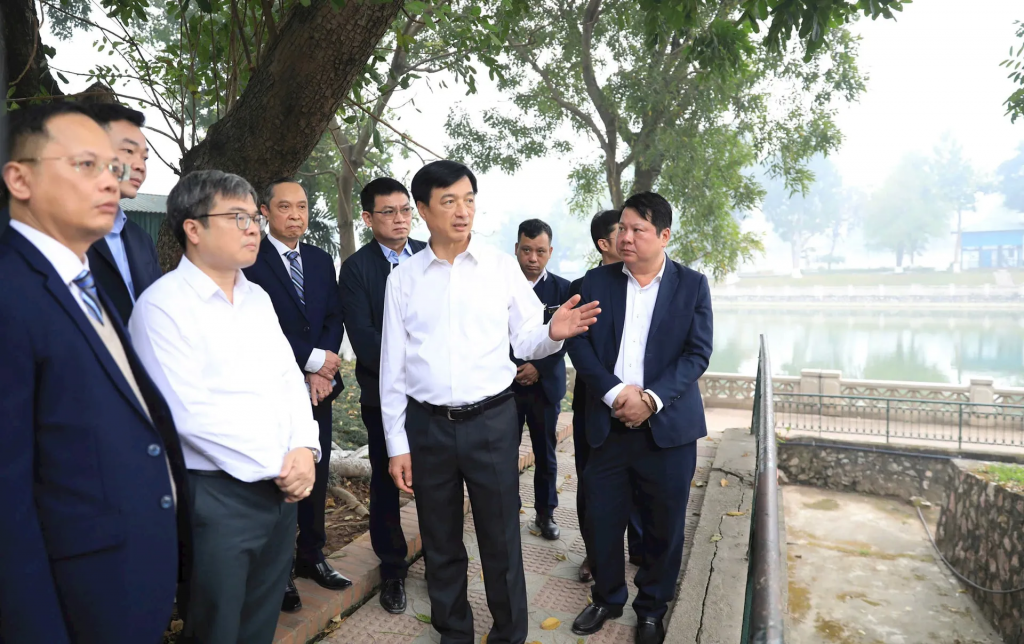 Bí thư Thành ủy Hà Nội Nguyễn Duy Ngọc trao đổi về công tác quản lý Công viên Thủ Lệ với Ban quản lý công viên và lãnh đạo chính quyền địa phương.