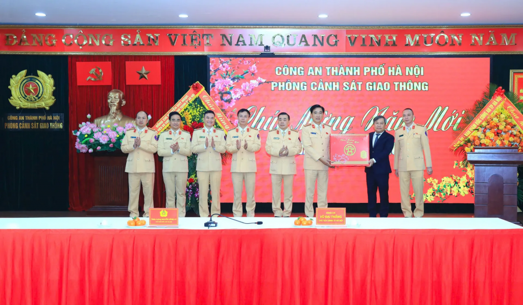 Ủy viên Trung ương Đảng, Phó Bí thư Thành ủy, Chủ tịch UBND TP Hà Nội Vũ Đại Thắng đến thăm, chúc Tết Phòng Cảnh sát giao thông (Công an TP Hà Nội) 