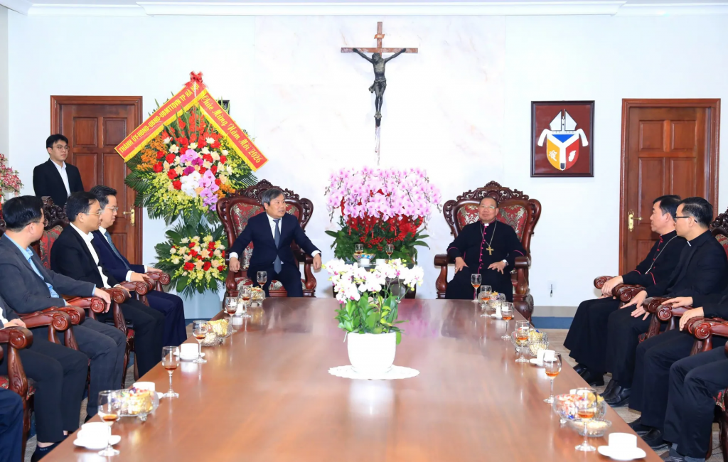 Chủ tịch UBND Thành phố Hà Nội thăm, chúc Tết lực lượng Cảnh sát giao thông và Tòa Tổng Giám mục