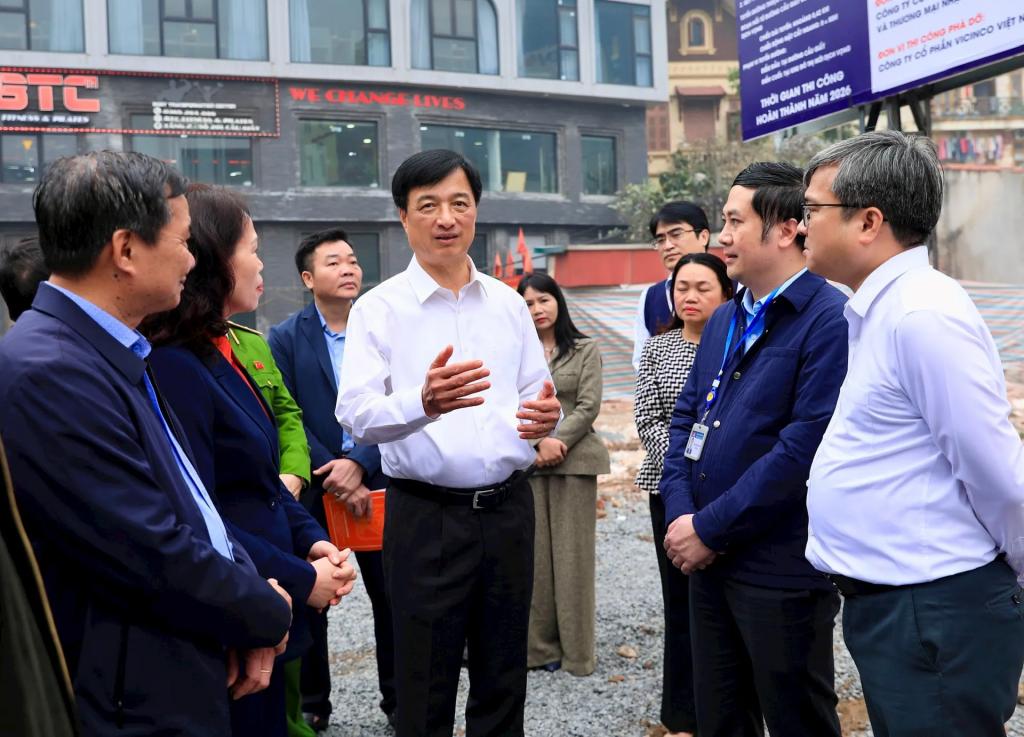 Bí thư Thành ủy Nguyễn Duy Ngọc kiểm tra tiến độ dự án đường Vành đai 2.5 qua địa bàn phường Cầu Giấy.