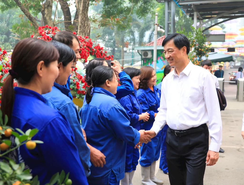 Bí thư Thành ủy Hà Nội Nguyễn Duy Ngọc gặp gỡ công nhân đang làm việc tại Công viên Thủ Lệ.
