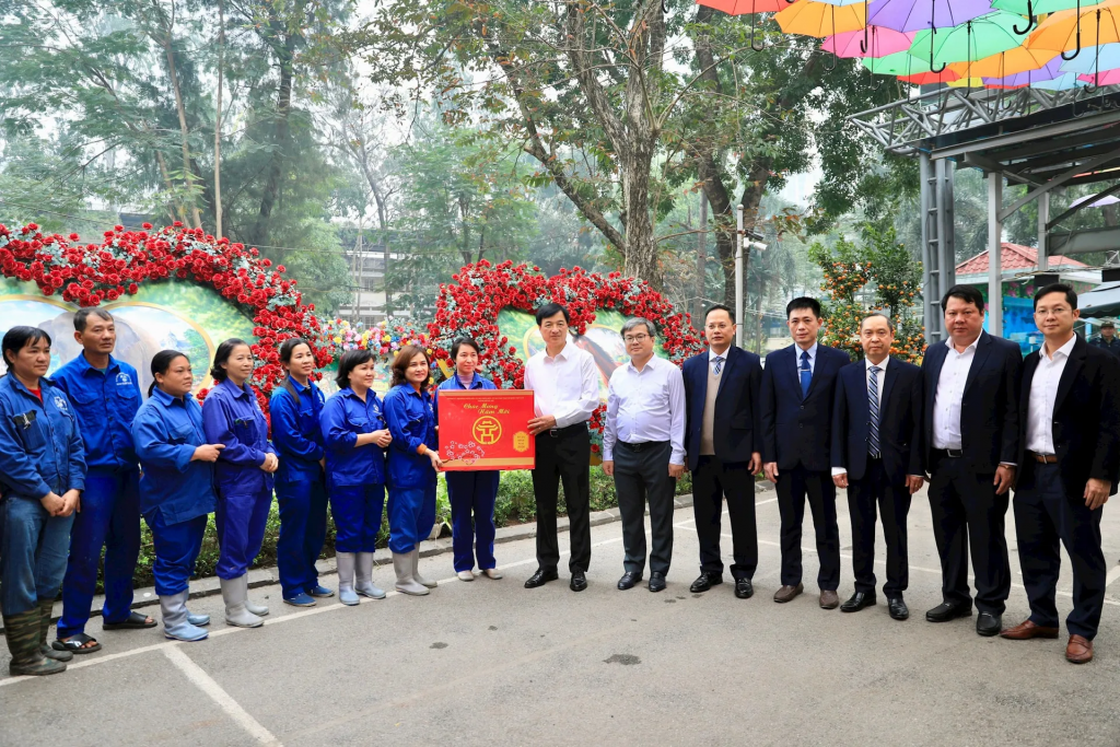 Bí thư Thành ủy Hà Nội Nguyễn Duy Ngọc tặng quà công nhân Công viên Thủ Lệ.