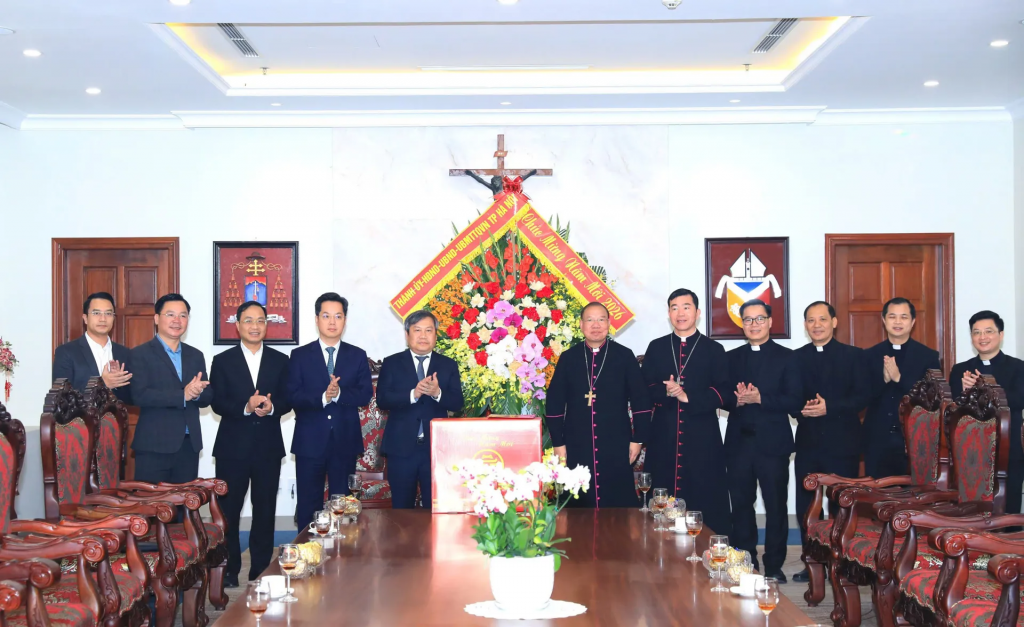 Ủy viên Trung ương Đảng, Phó Bí thư Thành ủy, Chủ tịch UBND TP Hà Nội Vũ Đại Thắng đến thăm, chúc Tết Tòa Tổng Giám mục Hà Nội