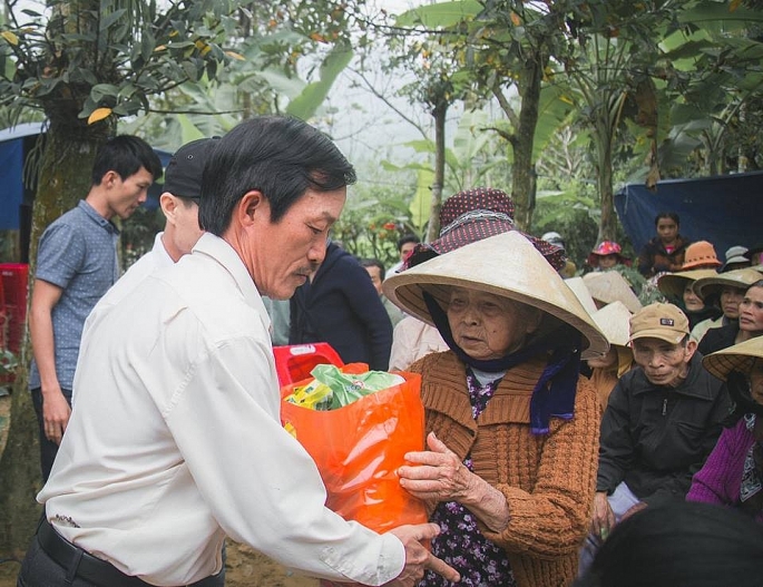 tet ve nha qua bieu ong ba