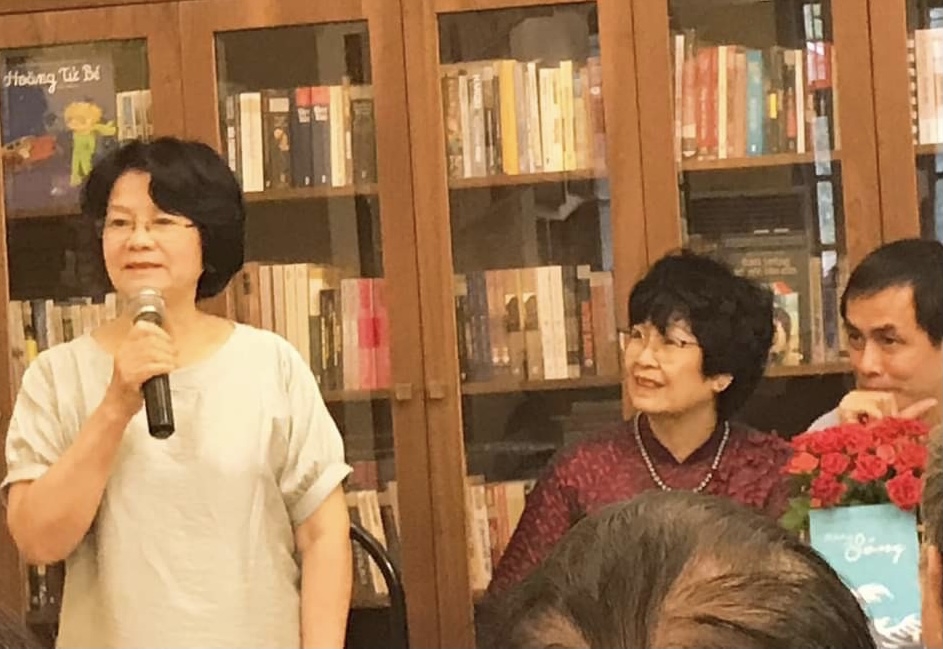Ra mắt tập thơ “Những con sóng” của nhà biên kịch Nguyễn Thị Hồng Ngát