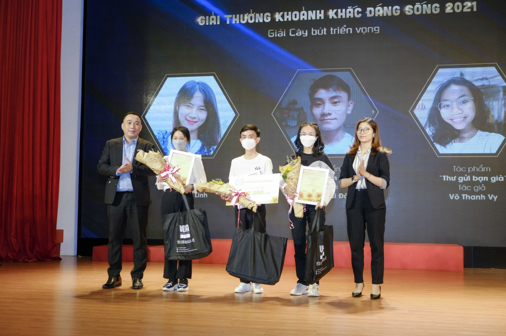 3 tác giả trẻ nhận giải Cây bút triển vọng của Khoảnh Khắc Đáng Sống lần 2 năm 2021