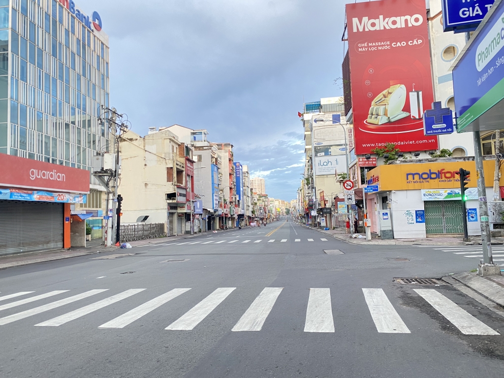 Người dân ra đường trong giờ “giới nghiêm” sẽ bị xử phạt như thế nào?