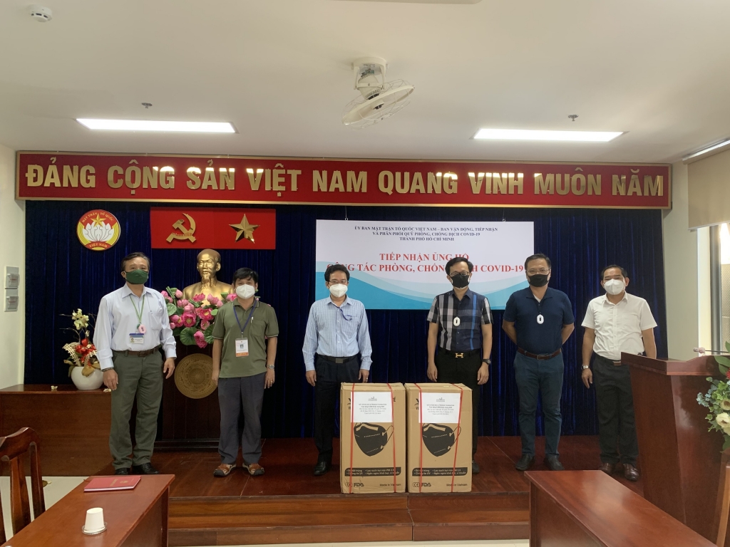 Ủy ban về Người Việt Nam ở nước ngoài tặng 30.000 khẩu trang N95 cho TP HCM