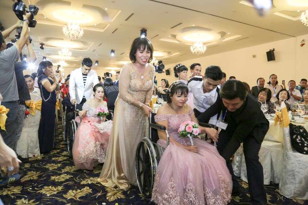 Rưng rưng trước lễ cưới của 41 cặp đôi khuyết tật