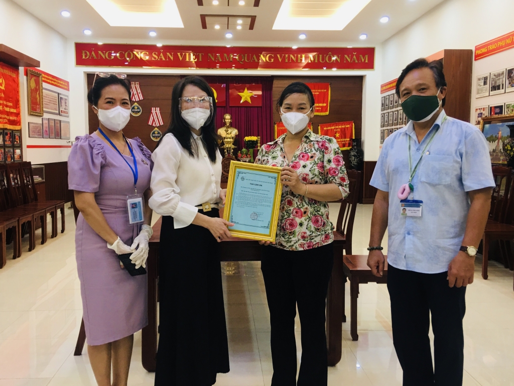 Hội LHPN Doanh nhân Việt Nam tại Đài Loan trao 1 tấn gạo đến Hội Liên hiệp Phụ nữ TPHCM