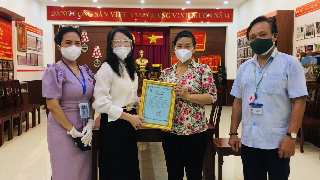 Hội LHPN Doanh nhân Việt Nam tại Đài Loan trao 1 tấn gạo đến Hội Liên hiệp Phụ nữ TPHCM