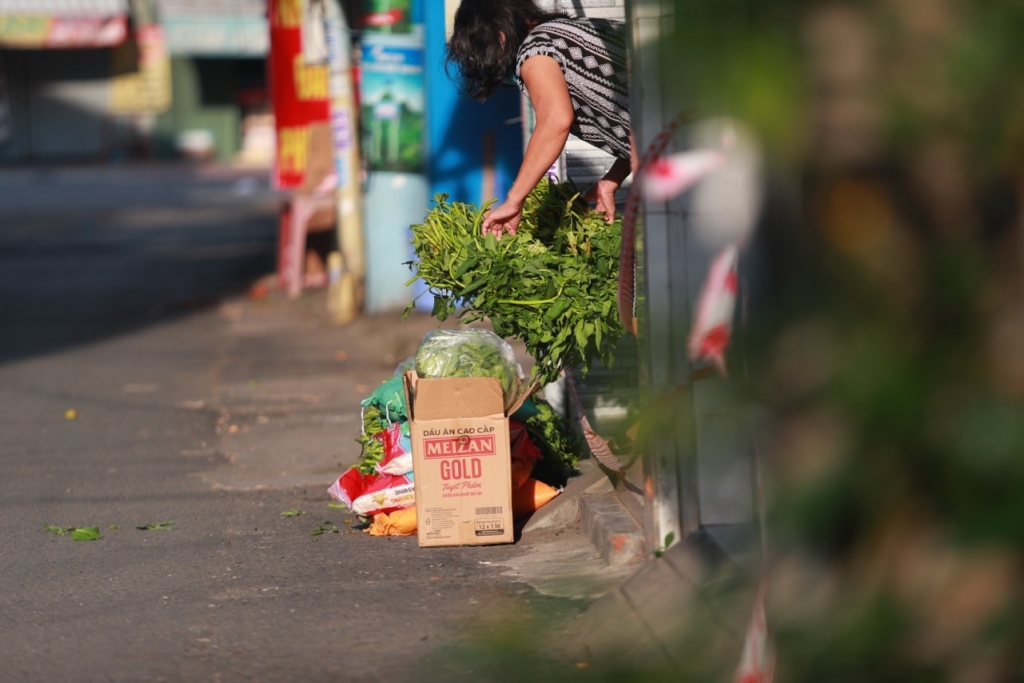 Hình ảnh những người chiến sĩ bộ đội xuôi dọc tất cả nẻo đường Sài Gòn tiếp tế từng phần lương thực cho người dân, làm người ta không khỏi xót xa, xúc động.