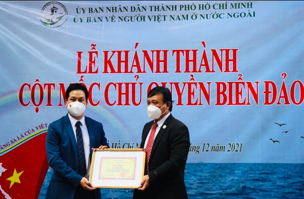 Ông Phùng Công Dũng - Chủ nhiệm Ủy ban về Người Việt Nam ở nước ngoài TP HCM đã ký quyết định Giấy khen cảm ơn nghĩa cử cao đẹp của kiều bào Lê Hồng Quân.